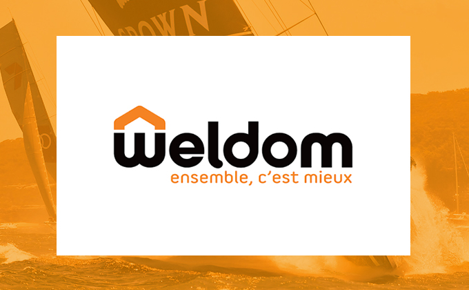 Logo Weldom sur fond de bateau