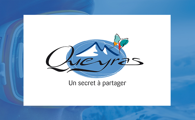 Logo Queyras sur fond de montagne